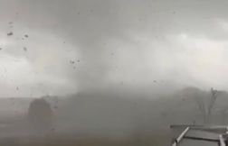 Une supercellule orageuse provoque une impressionnante tornade à Tours