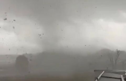 Une supercellule orageuse provoque une impressionnante tornade à Tours