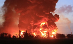Un incendie massif dévore l'usine Balongan à Indramayu, le 29 mars 2021.