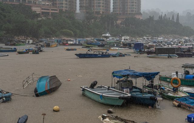 Plusieurs petits bateaux avaient chaviré sur le littoral du district de Tseung Kwan O, dans l’est de la région d’Hong Kong. A proximité, des véhicules garés dans un parking extérieur étaient presque submergés.