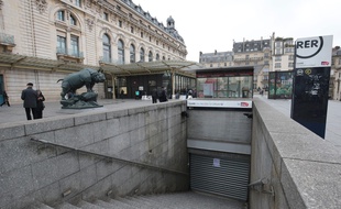 La station Musée d'Orsay sur la ligne C du RER, est fermée, le 3 juin 2016 à Paris.