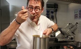 Le chef deux étoiles Michel Sarran aux fourneaux.