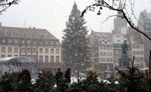 Un manteau blanc recouvrait d'une fine pellicule l'Ile-de-France, la Normandie, la Picardie et la région Nord et ce premier épisode neigeux a touché vers 6H00 la Champagne et la Bourgogne avant de se déplacer dans la journée vers la Champagne-Ardenne, la Lorraine, la Franche-Comté et la région Rhône-Alpes, selon Météo France.