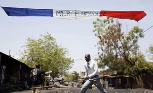 Autocollants à l'effigie de François Hollande, chemises ornées de slogans pro-français, drapeaux tricolores: depuis le début de l'intervention militaire de Paris, le Mali célèbre comme jamais l'ex-puissance coloniale, ce qui suscite la surprise et quelques grincements de dents.