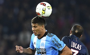Le milieu de terrain de l'OM Zinédine Machach face à l'attaquant du PSG Lucas, le 23 octobre 2016 à Paris, au Parc des Princes.