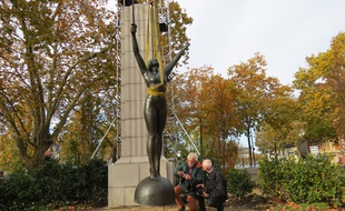 La statue de la Délivrance, lors de sa réinstallation square du Maquis de Saffré à Nantes.