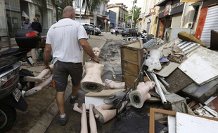 Un homme au milieu des décombres à Cannes