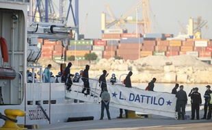 Des migrants de l'«Aquarius» débarquent à Valence, le 17 juin 2018.