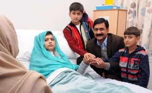 Malala Yousafzai, cette adolescente Pakistanaise ayant survécu par miracle à un attentat des talibans et aujourd'hui hospitalisée au Royaume-Uni, est une militante pour le droit à l'éducation des filles devenue un symbole mondial de la lutte contre l'extrémisme religieux.