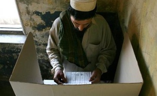 Six personnes, parmi lesquelles un candidat de l'opposition, ont été tués dimanche et lundi dans l'est du Pakistan, en pleines élections législatives et provinciales, perturbées par de nouvelles violences en divers points du pays, ont annoncé les autorités.