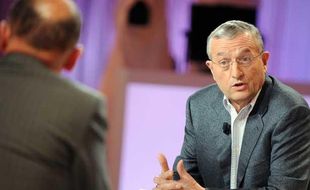 L'ancien ministre centriste François Léotard participe à l'émission de télévision «Le Grand Journal», le 13 mars 2008 à Paris, où il est venu présenter son livre «Ca va mal finir», un réquisitoire contre le président de la République Nicolas Sarkozy.