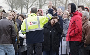 Zaventem, le 22 mars 2016. Plusieurs explosions ont eu lieu dans l'aéroport de Bruxelles tôt ce mardi matin. L'endroit a été bouclé et entièrement évacué. Les passagers quittent les terminaux des départs et arrivés et sont pris en charge par des bus ou repartent à pieds.