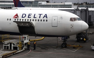 Un avion de la compagnie Delta Airlines sur le tarmac de l'aéroport de Seattle.