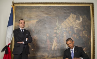 Washington (Etats-Unis), le 8 janvier 2015. Barack Obama rend hommage aux victimes de l'attentat de «Charlie-Hebdo» depuis l'ambassade de France aux Etats-Unis.