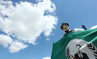 Une membre des Anonymous lors d'une manifestation contre l'Eglise de scientologie, place du Trocadéro à Paris.