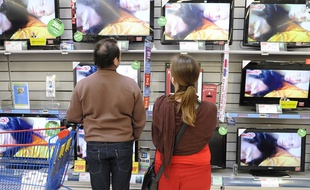 Au rayon téléviseurs d'un supermarché nantais, en mai 2010.