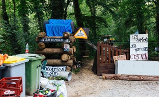 Le chemin qui mène vers la ZAD est totalement barricadé