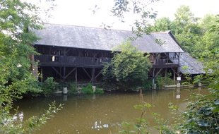 Situé sur les bords de l'Ille, le lavoir de Chézy a été construit en 1880