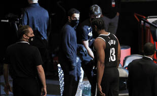 James Harden sort sur blessure lors du match 1 des demi-finale de play-offs, le 5 juin 2021.