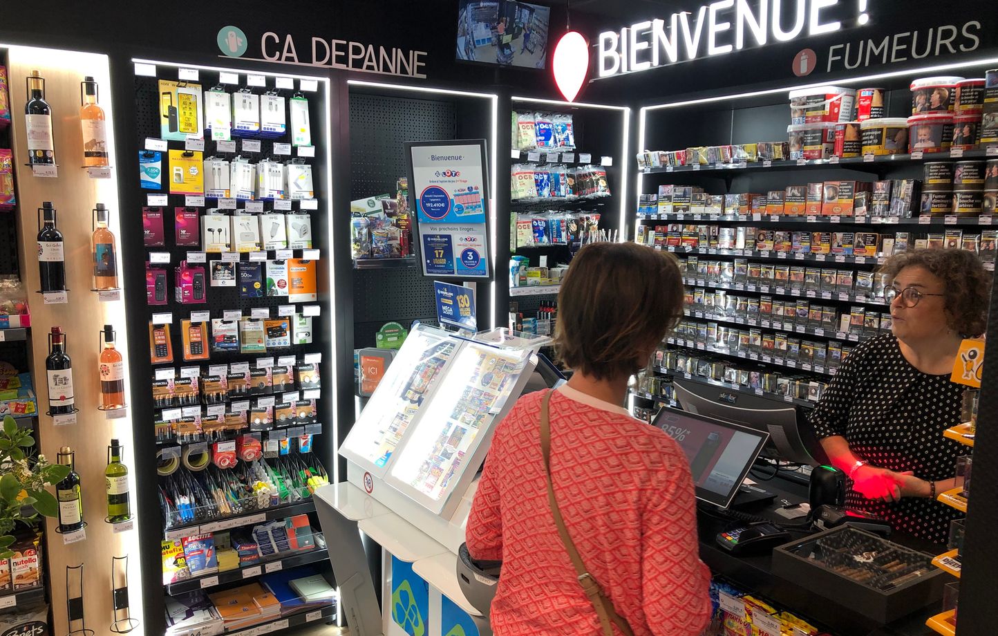 Comment les bureaux de tabac tentent de se réinventer en diversifiant leur offre