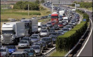 Après plusieurs semaines de controverses, la Commission européenne présente mercredi ses propositions pour contraindre l'industrie automobile à réduire plus fortement ses émissions de CO2, un test de la détermination de l'UE à lutter contre le changement climatique.