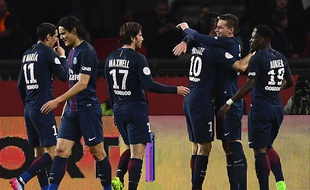 Julian Draxler célèbre son but avec ses coéquipiers lors de PSG - Lyon, le 19 mars 2017.