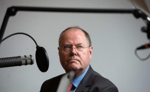 Le candidat social-démocrate à la chancellerie allemande, Peer Steinbrück, était vivement critiqué, notamment par sa rivale Angela Merkel samedi, après avoir prôné des cours de sports séparés pour les jeunes garçons et filles musulmans.