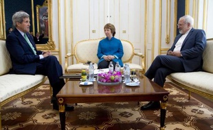 Le secrétaire d'Etat américain John Kerry (g), la chef de la diplomatie européenne Catherine Ashton (c) et le ministre iranien des Affaires étrangères, Mohammad Javad Zarif, lors d'une réunion tripartite à Vienne le 15 octobre 2014