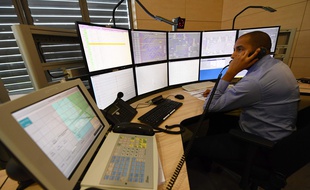 Vigneux-sur-Seine, le 13 mars 2017. Un agent de la nouvelle tour de contrôle de la SNCF chargé du programme de circulation des trains en gare de Lyon, à Paris. / AFP PHOTO / CHRISTOPHE SIMON