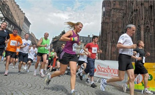 La place de la cathédrale est un passage obligé du 10 km et du semi-marathon.