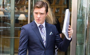L'acteur Ed Westwick, qui incarne Chuck Bass, sur le tournage de la série "Gossip Girl", le 22 juillet 2009.