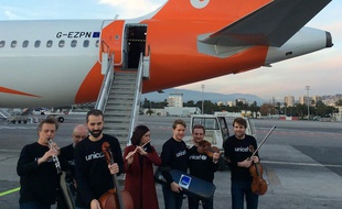 Les musiciens de l'orchestre philharmonique de Radio France sur le tarmac de l'aéroport de Nice, le lundi 12 décembre 2016