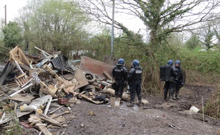Des gendarmes devant les restes d'une cabane expulsée et détruite sur la ZAD.