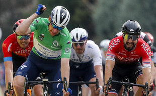 Le coureur français de l'équipe Arkea-Samsic Nacer Bouhanni, ici à droite, va porter plainte après avoir subi des propos racistes.