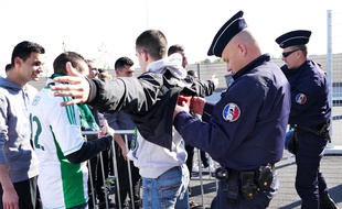 Des policiers fouillent des supporters avant un match de l'Euro 2016. HOUPLINEDANIEL_1218.0114/Credit:HOUPLINE/SIPA/1605031757