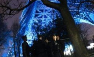 La Tour Eiffel, un des monuments les plus visités, fait peau neuve avec le lancement ce mardi de la 19e campagne de peinture de l'édifice, à l'occasion de l'anniversaire de ses 120 ans.