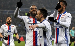 Alexandre Lacazette et Mathieu Valbuena ont inscrit les trois buts lyonnais ce dimanche.