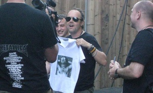Lars Ulrich batteur de Metallica avec des fans du groupe le 07 Juillet à Nimes