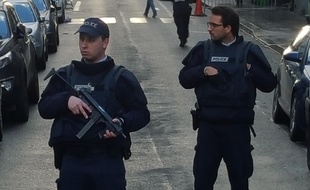 La police à l'angle de la rue Marcadet et de la rue de Clignancourt le 7 janvier 2016.