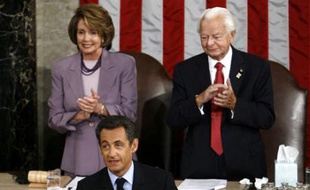 French President Nicolas Sarkozy (C) is applauded by U.S. Speaker of the House Nancy Pelosi (D-CA)(L) and Senator Robert Byrd (D-WV) before speaking to a joint meeting of the U.S. Congress on Capitol Hill in Washington November 7, 2007. REUTERS/Jim Young (UNITED STATES)