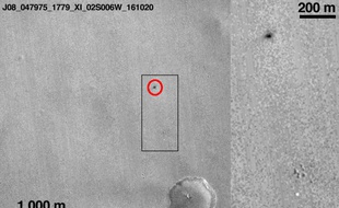 Photo prise par la sonde américaine MRO de l'impact de l'atterrisseur Schiaparelli (mission ExoMarrs) à la surface de Mars.