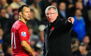 Le manager de Manchester United Alex Ferguson (à dr.) avec Ryan Giggs, le 31 octobre 2012 lors d'un match à Chelsea.
