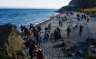 Des migrants arrivent sur la plage de Lesbos le 14 octobre 2015 provenant de Turquie