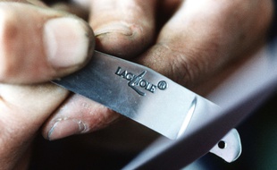 Fabrication d'un couteau Laguiole.