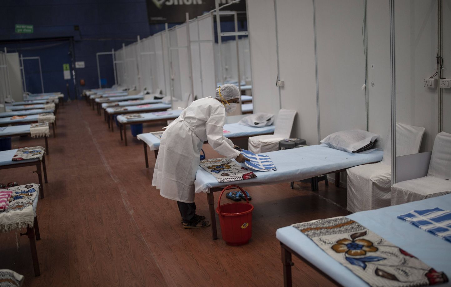 Illustration d'un stade en Inde transformé en hôpital de fortune pour soigner les maladies du coronavirus.