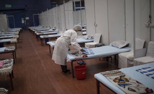 Illustration d'un stade en Inde transformé en hôpital de fortune pour soigner les maladies du coronavirus.