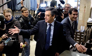 Alain Juppé (à gauche) et Benjamin Lancar (droite), candidat UMP dans la 5e circonscription de Paris, le 31 mai 2012 à Paris.