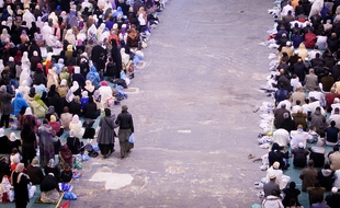 Marseille le 6 novembre 2011 - La Grande Prière Collective de Aïd el Adha ou Aïd el Kebir dans un hall du parc chanot
