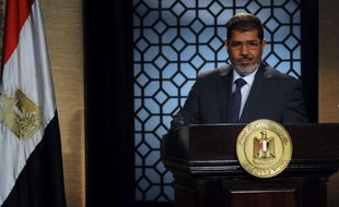 Le président égyptien élu, Mohamed Morsi, va prêter serment samedi devant la Haute cour constitutionnelle, a annoncé la présidence dans un communiqué jeudi soir, après une polémique avec l'armée sur la procédure à suivre pour le transfert du pouvoir.