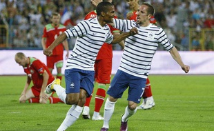 Florent Malouda et Franck Ribéry se congratulent, après un but contre la Biélorussi,e le 6 juin 2011 à Minsk.